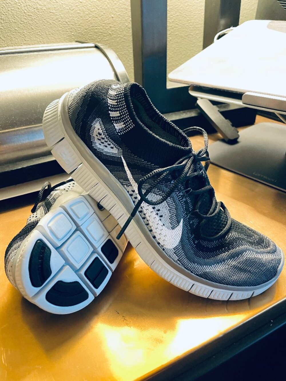 Nike Flyknit + SP Shoes Womens 8 Black Grey White NSW City Pack NYC 615806-012